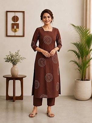 Women Printed Rayon Kurta with Trousers